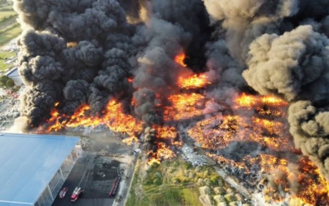 В Хорватии произошел пожар на заводе пластмассы: огонь не могут потушить десять часов