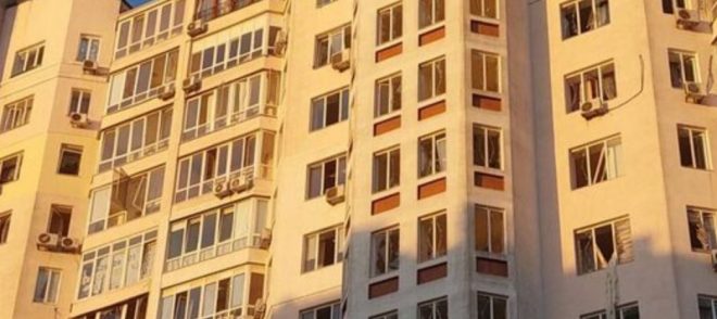 Ракетным ударом РФ повредило здания и автомобили в Черноморске