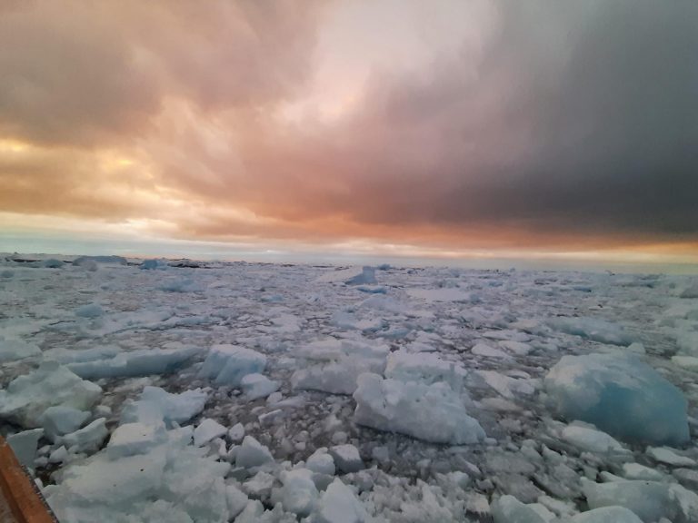 Украинские полярники показали сказочный рассвет в Антарктиде