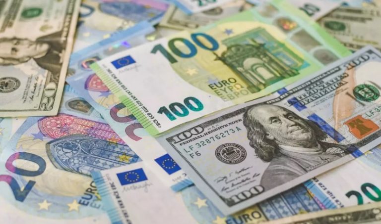 В украинских обменниках выросли курсы доллара и евро