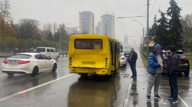 Семь человек получили травмы: в центре Киева столкнулись две маршрутки