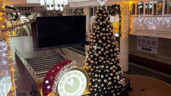В Николаеве и Кривом Роге в этом году не будет городских новогодних елок, а в Харькове установили в метро