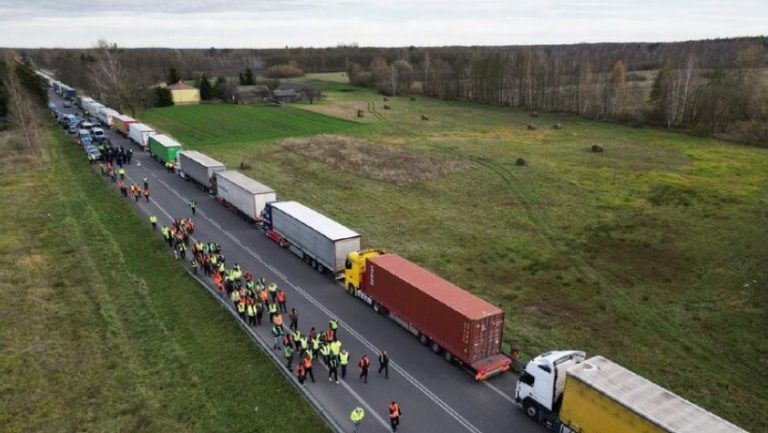 ГПСУ: Из-за блокады польскими фермерами границы Украины может задерживаться гуманитарная помощь