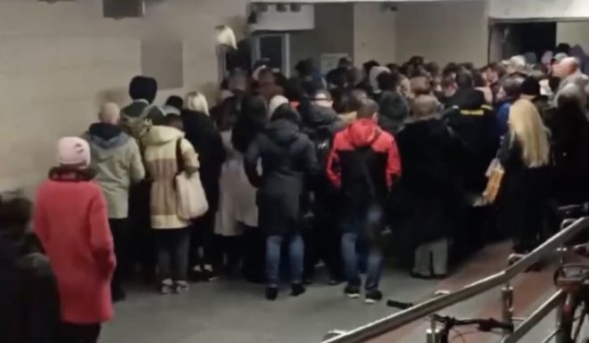 После отмены воздушной тревоги в Киевском метрополитене образовались длинные очереди из пассажиров