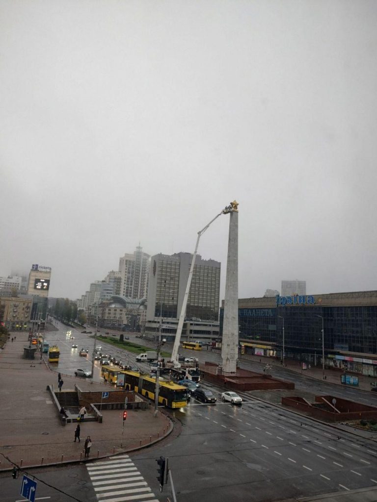 В Киеве на площади Победы начали демонтировать советскую символику