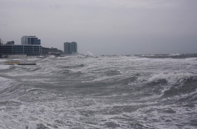 В Одесской области баржу из-за шторма прибило к берегу