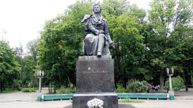 В Киеве демонтировали памятник Пушкину