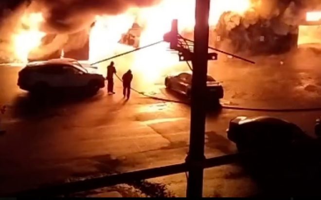 В Киеве произошел пожар на СТО: владельцы авто пытались вытащить машины из огня &#8212; соцсети