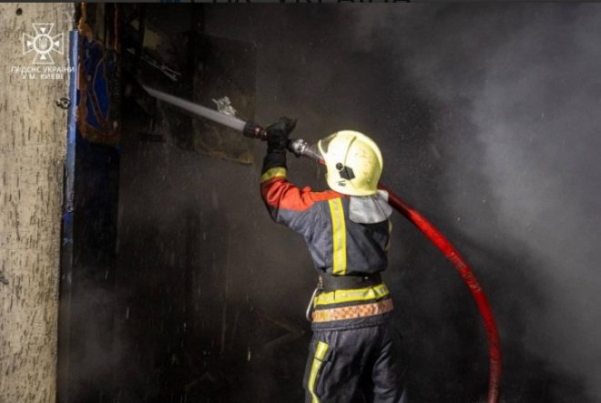 В Киеве произошел пожар на СТО: госпитализирован мужчина