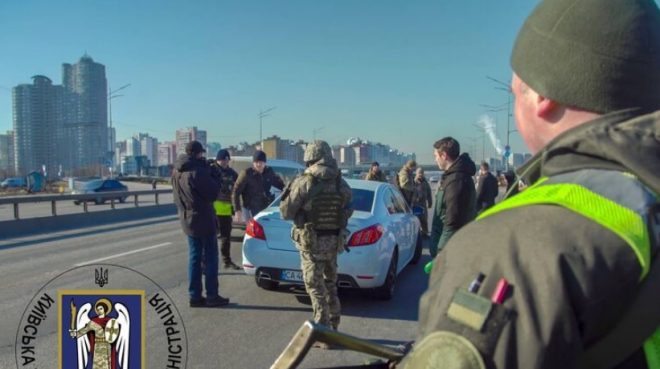 Киевлянин утверждает, что на появившихся вчера блокпостах в столице раздают повестки