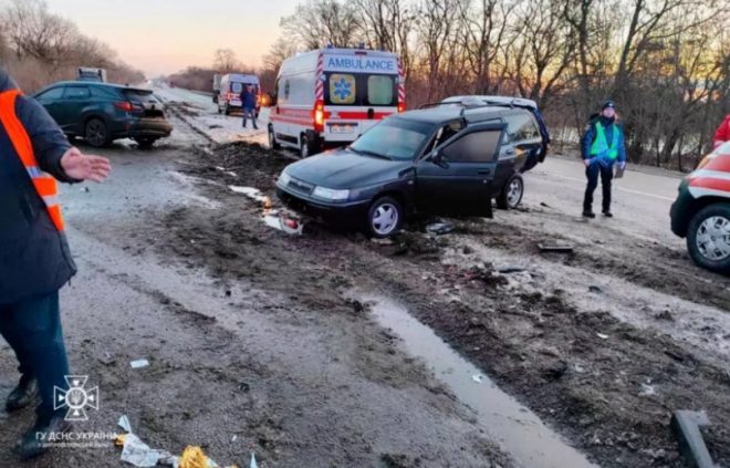 В Днепропетровской области в ДТП разбились 6 легковушек и грузовик: шестеро пострадавших