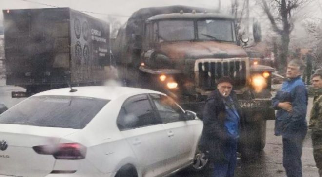В Мариуполе военный грузовик с боекомплектом протаранил гражданский автомобиль