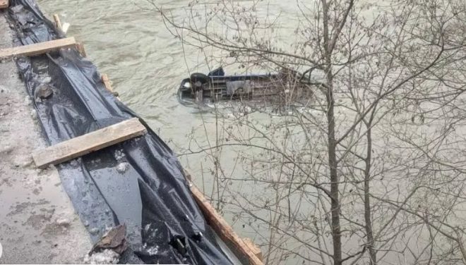 На Закарпатье автомобиль вынесло с дороги в реку с ледяной водой: водителя и пассажира достали