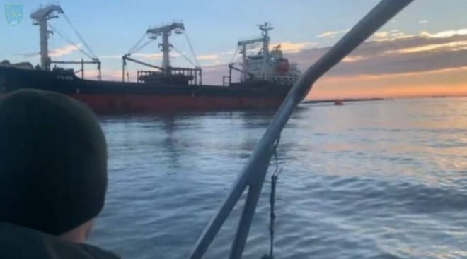 Гражданское судно подорвалось на российской мине в Черном море, ранены два моряка