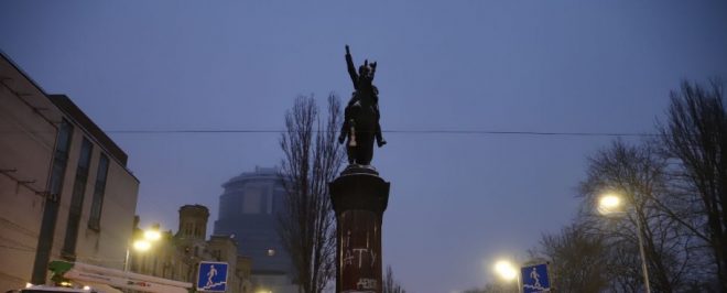 В Киеве утром начался демонтаж памятника Щорсу
