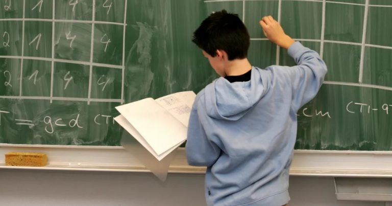 По математике украинские школьники отстают от сверстников из стран ОЭСР на 1,5 года обучения, а по чтению &#8212; почти на 2,5 года – международное исследование