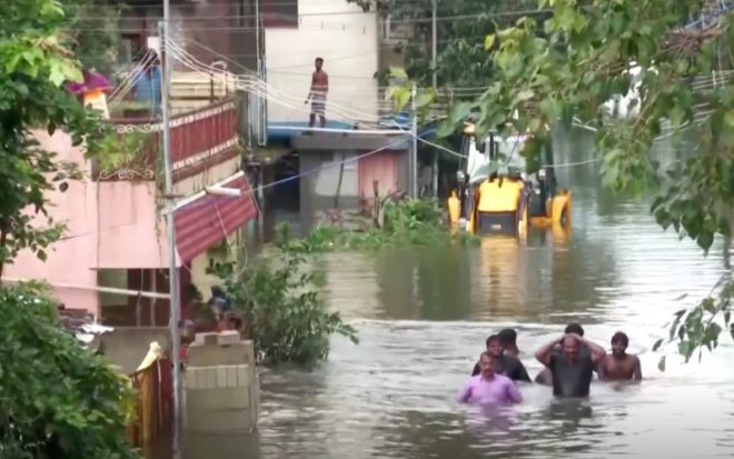 Не менее 13 погибших: Индию накрыло мощным циклоном &#171;Мичаунг&#187; и ливнями, морские волны затопили города