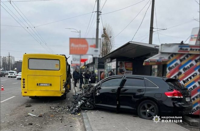 В Киеве на Окружной произошло тройное ДТП: в аварии погиб мужчина, стоявший на остановке