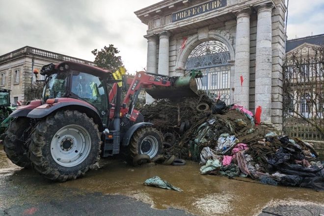 Фермеры во Франции блокируют дороги, забрасывают навозом города: акции протеста продолжаются