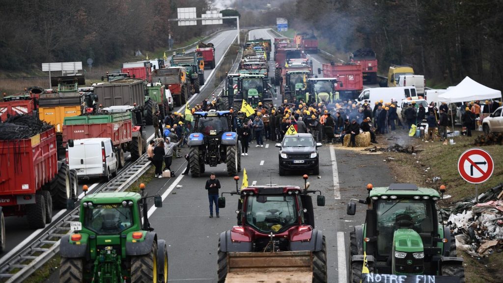 Во Франции продолжаются масштабные протесты фермеров: опубликована карта заблокированных дорог