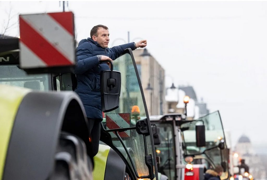 В Европе фермеры на тракторах вновь блокировали автотрассы в знак протеста против сельскохозяйственной политики Брюсселя