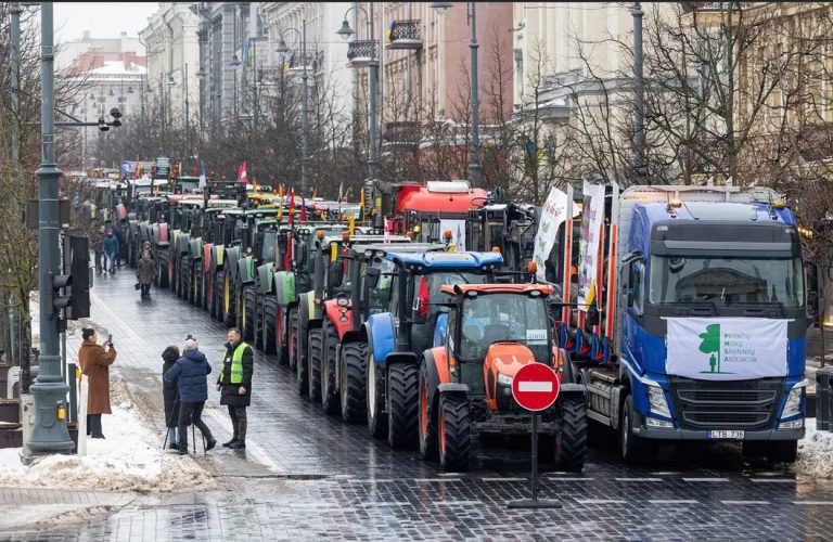 Литовские фермеры готовят протесты против политики правительства: на дорогах страны из-за сельхозтехники возникли пробки