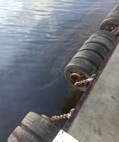 В Николаевском морском порту затонул корабль, произошла утечка нефтепродуктов