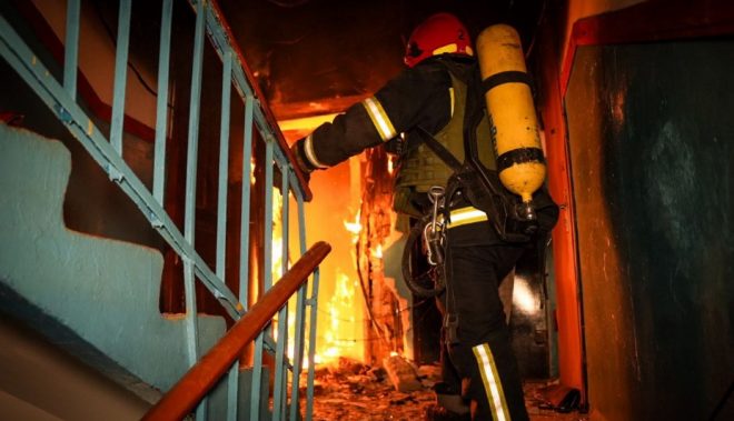 В Киеве горела гимназия: эвакуировали детей и сотрудников