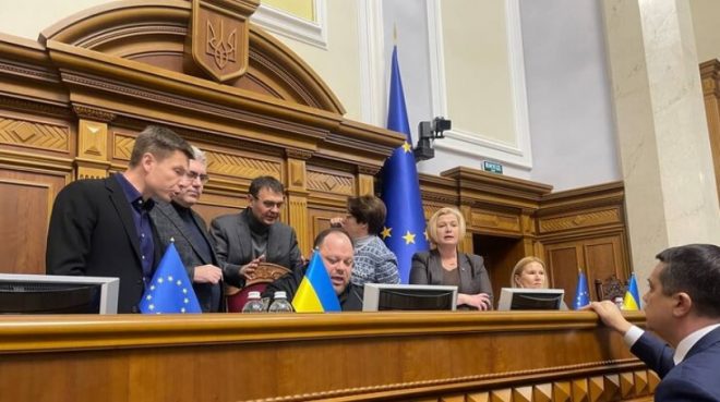 Заседание Рады закрыли после попыток вынести на голосование постановление об отставке Безуглой