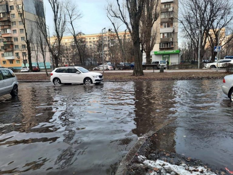 На столичной Русановке &#8212; коммунальная авария: без воды остались дома и учебные заведения