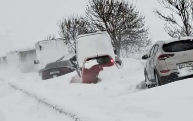 Снегопадом накрыло восток Румынии: люди сидят без света, закрыты порты и скользкие дороги, автобус с 47 пассажирами по гололеду съехал в кювет
