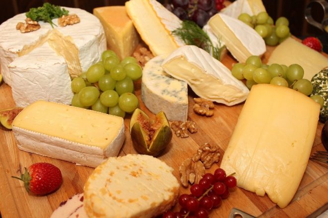 Сыр содержит белок, но этот продукт мешает уменьшить объем талии &#8212; диетологи