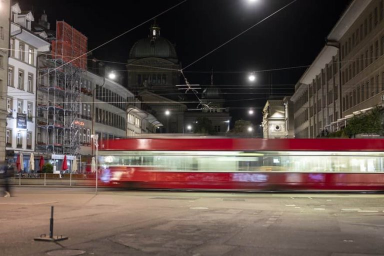 В нескольких городах Германии бастуют работники общественного транспорта