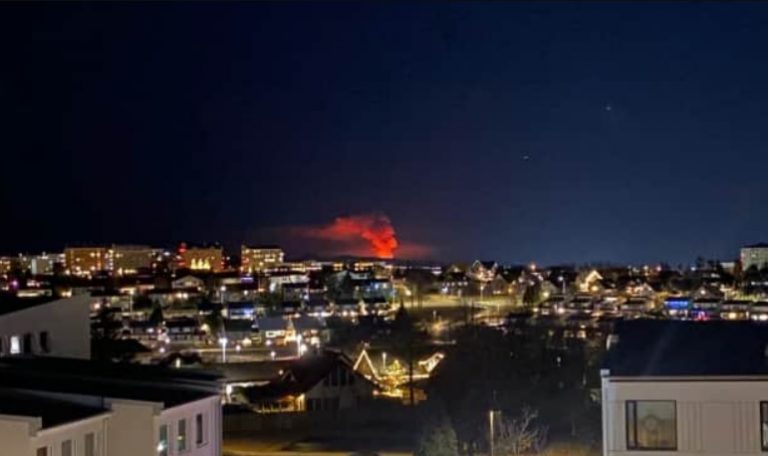 После серии землетрясений в Исландии началось извержение вулкана