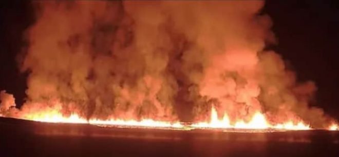 В Исландии начали гореть дома: после извержения вулкана лава достигла города