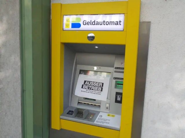 Банкоматы в Австрии перестали работать с карточками российского Газпромбанка