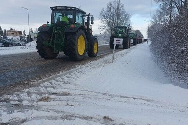 Латвийские фермеры на тракторах протестуют против продукции из РФ и Беларуси