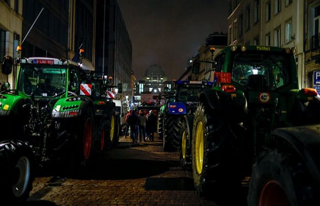 В Португалии фермеры на тракторах заблокировали дороги в Испанию в знак протеста