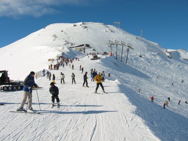 На заснеженной горе в Австрии застряли несколько десятков пьяных лыжников