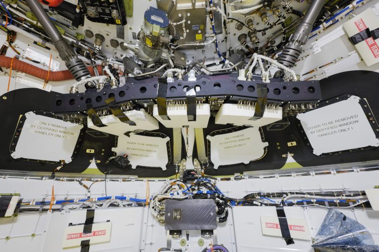 В NASA показали кабину космического корабля, в котором астронавты облетят вокруг Луны