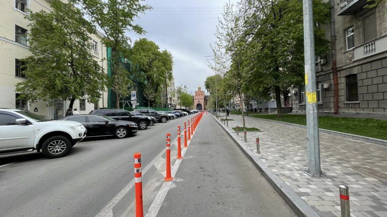 Уберите авто с велодорожек: в Киеве начинаются рейды по проверке правил парковки машин