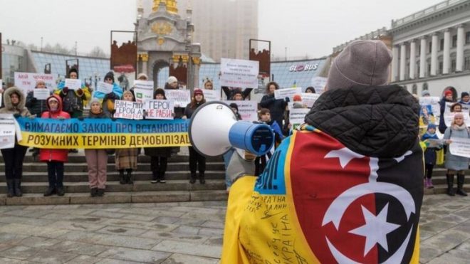 В Киеве семьи военных вышли на митинг с требованием демобилизовать их родных