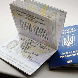 Украинцы пишут о сложностях в оформлении и продлении загранпаспортов в ЦНАПах и паспортных сервисах