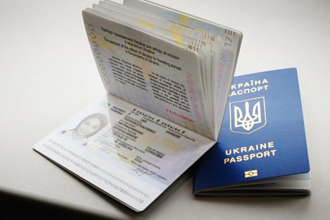 Ограничение консульских услуг для украинцев за границей на руку России &#8212; нардеп Вятрович