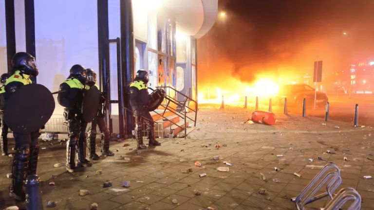В Гааге произошли массовые беспорядки: горели машины, полиция применила слезоточивый газ