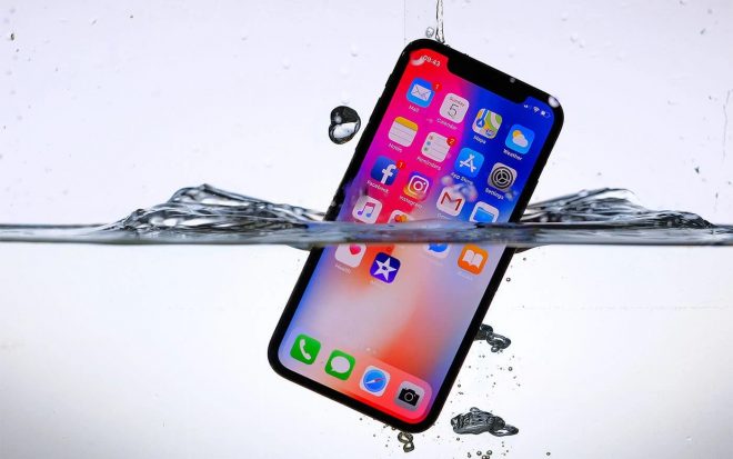 Что делать с телефоном, если он упал в воду: инструкция от Apple