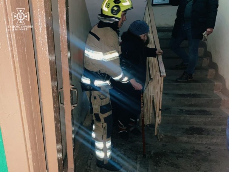 В Киеве произошел взрыв в многоэтажке, вспыхнул пожар: есть жертва, 100 людей эвакуировали