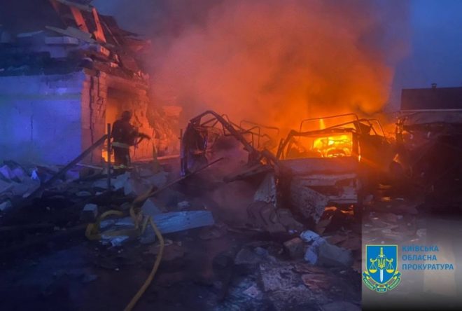 Не менее 2 раненых, разрушены дома: РФ атаковала Киевскую область