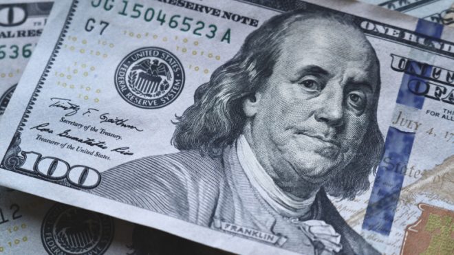 Доллар в Украине может выйти за пределы 40 гривен из-за задержки помощи США и если украинцы начнут активно скупать валюту &#8212; аналитик