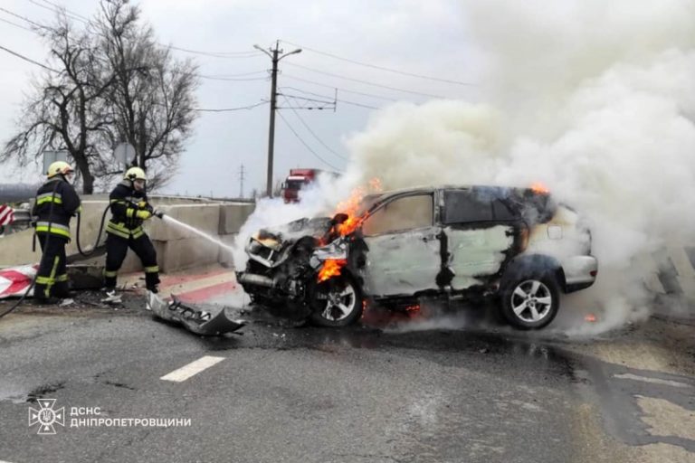 В Днепропетровской области загорелся автомобиль Lexus RX 300, который врезался в блокпост: пострадали водитель и полицейский &#8212; ГСЧС